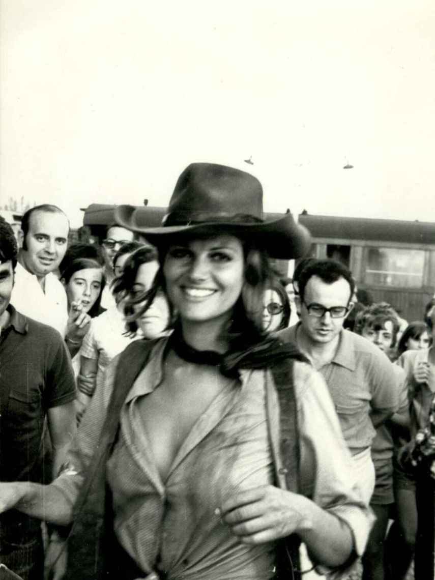 Claudia Cardinale en el rodaje de 'Las Petroleras' en Salas de los Infantes.