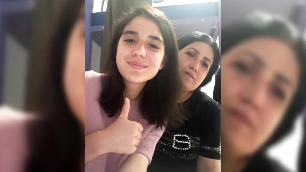 Nigin (left) and Zohra during the video call with EL ESPAÑOL.
