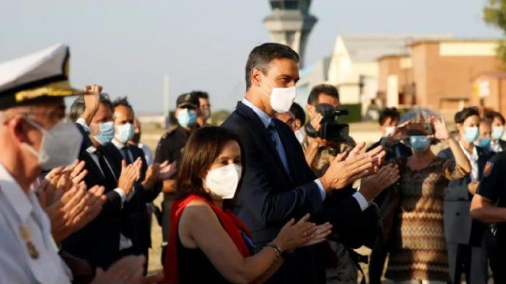 The President of the Government, Pedro Sánchez (r), and the Minister of Defense, Margarita Robles (i), received the last evacuees from Kabul, last Friday.