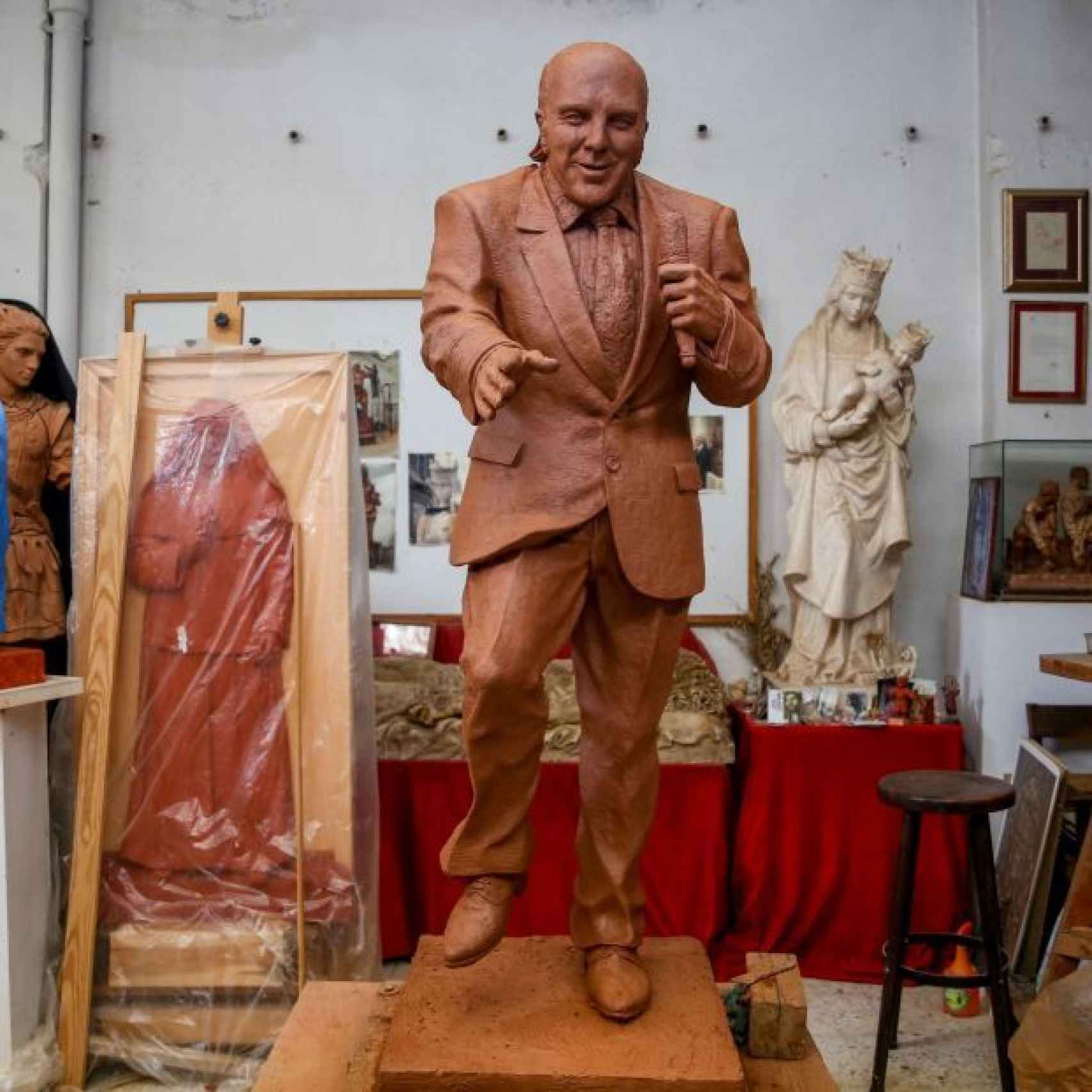 La estatua del humorista sin el baño de bronce.