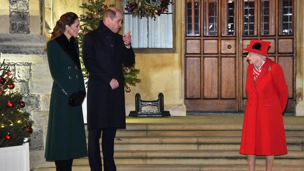 Los duques de Cambridge y la reina Isabel en un encuentro con 'Salvation Army', el pasado diciembre.