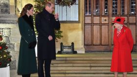 Los duques de Cambridge y la reina Isabel en un encuentro con 'Salvation Army', el pasado diciembre.