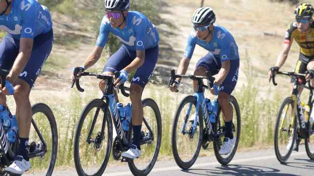 El equipo Movistar cubre a Enric Mas y 'Superman' López en La Vuelta 2021