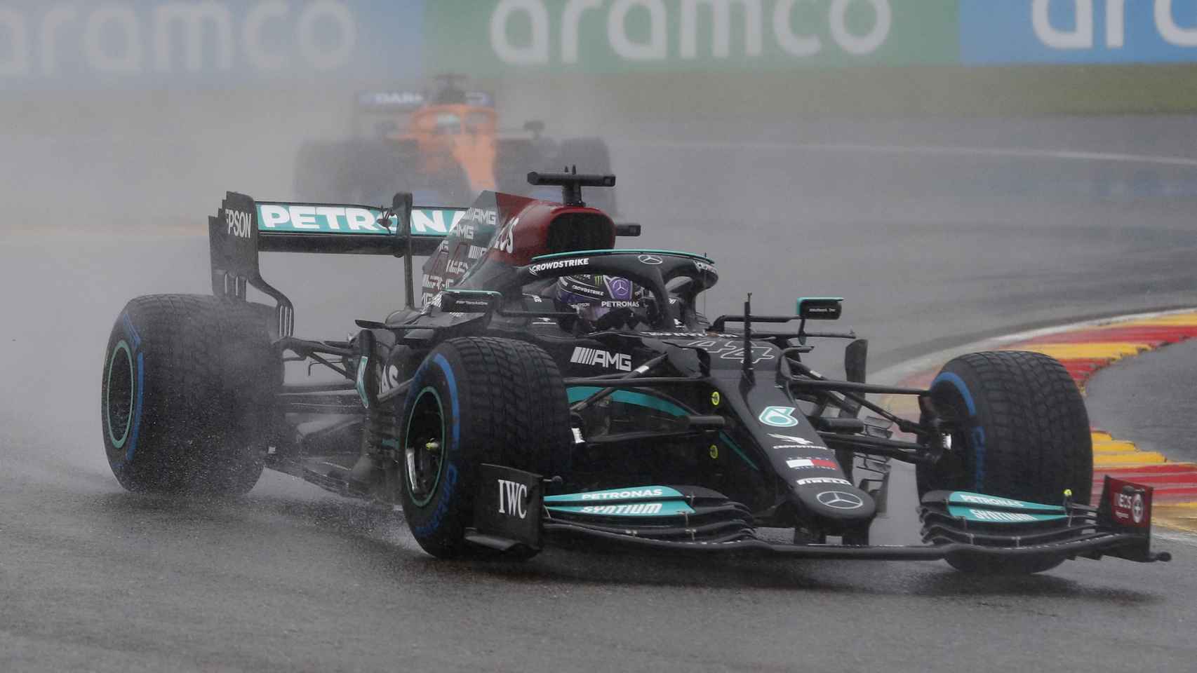 Lewis Hamilton bajo la lluvia de Spa