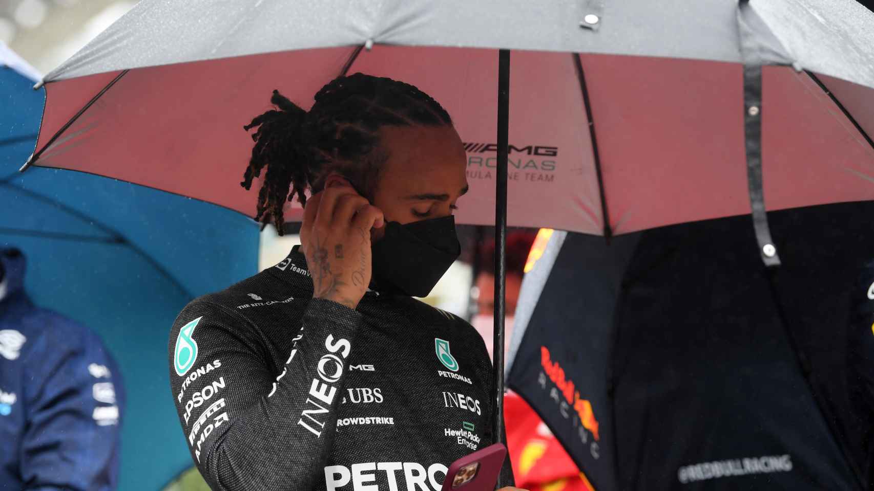 Hamilton se protege de la lluvia en el Gran Premio de Bélgica