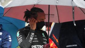 Hamilton se protege de la lluvia en el Gran Premio de Bélgica