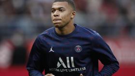 Kylian Mbappé en un calentamiento con el PSG