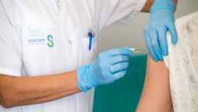 Un sanitario del SESCAM vacuna a un paciente