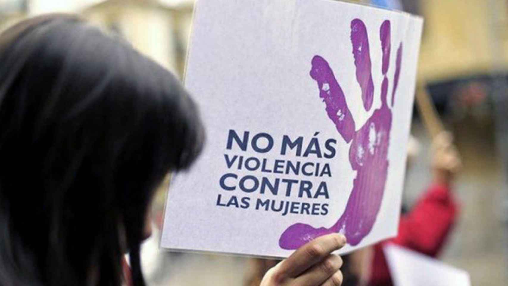Una mujer muestra una pancarta en contra de la violencia de género.