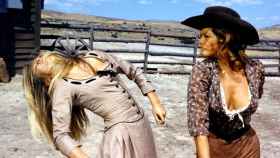 Brigitte Bardot y Claudia Cardinale  en 'Las Petroleras' (1971).