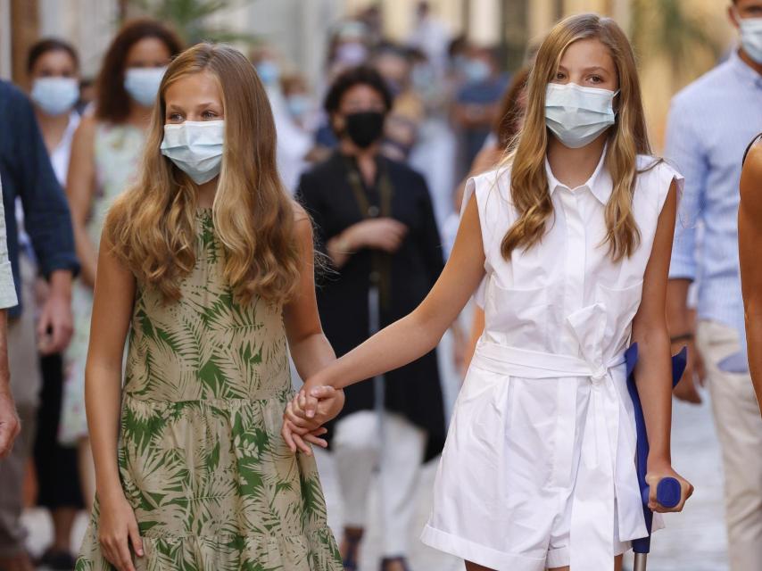 La infanta Sofía se apoyó en su hermana Leonor cuando necesitó muletas para caminar por Palma.