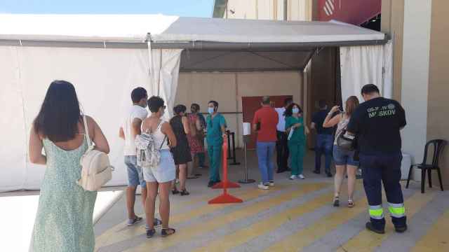 Algunos valencianos esperando a ser vacunados en Alicante.