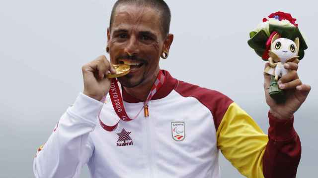 Sergio Garrote posa con su medalla de oro