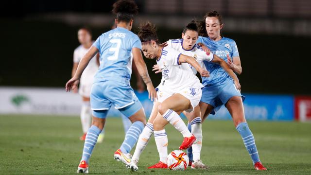 Esther Gonzáles y Aurélie Kaci, en el Real Madrid Femenino - Manchester City de la Women's Champions League