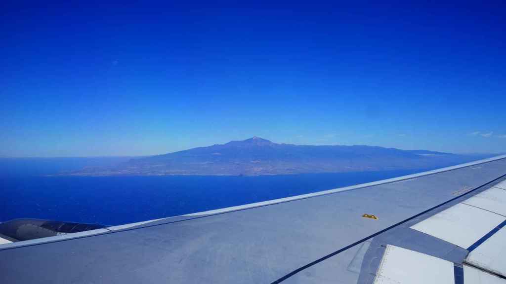 La isla de Tenerife, vista desde la ventanilla de un avión. FOTO: Hans Braxmeier (Pixabay).