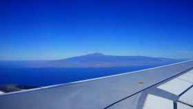 La isla de Tenerife, vista desde la ventanilla de un avión. FOTO: Hans Braxmeier (Pixabay).