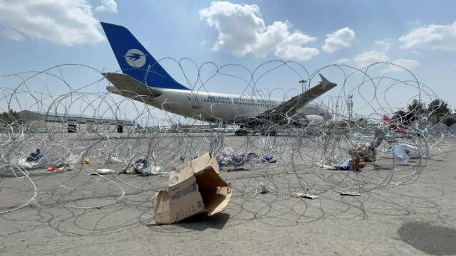 Un avión comercial en el aeropuerto Hamid Karzai un día después de la retirada de las tropas de EEUU.