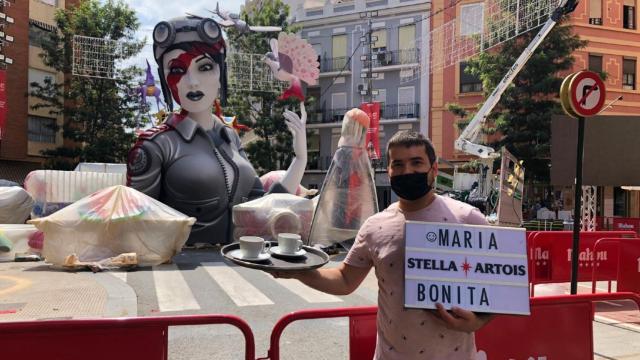 Paulo, junto a la Falla Cuba-Literato Azorín, donde se encuentra su bar. EE