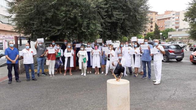 Los sindicatos de Salud de Alicante se han concentrado en el recinto del Hospital General.