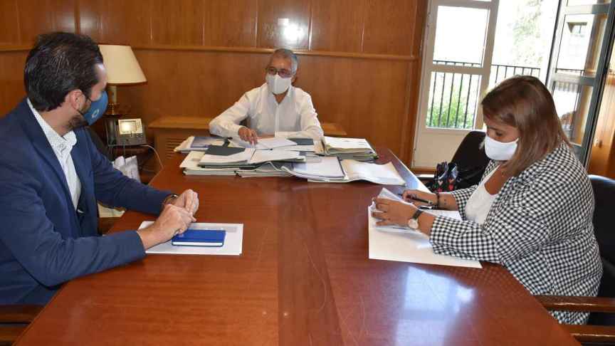 La alcaldesa de Talavera, Tita García Élez y el el secretario de Estado de Medio Ambiente, Hugo Morán, en una reunión de este martes