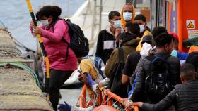 El Salvamar Macondo rescata a 64 migrantes de dos pateras y los lleva al puerto de Arguineguín (Gran Canaria).