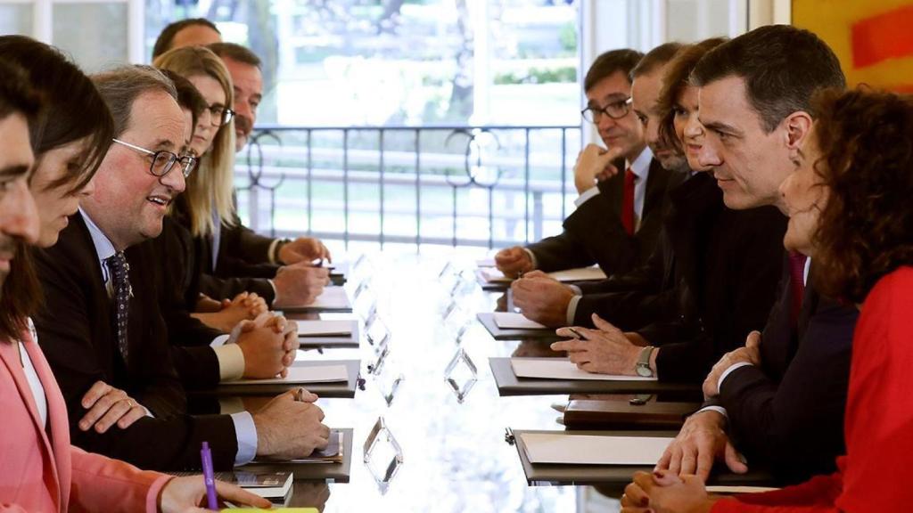 Pedro Sánchez talks with Quim Torra, during the first meeting of the dialogue table in Moncloa.