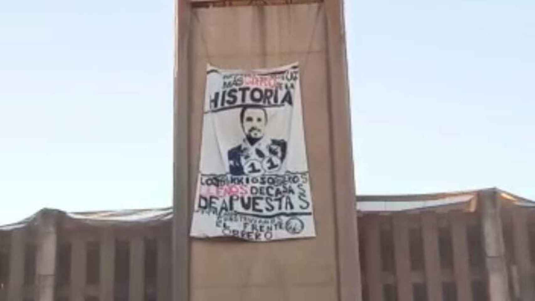 Así desplegó el Frente Obrero la pancarta contra Garzón en Málaga