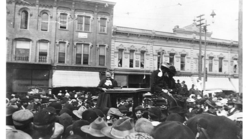 Carrie Nation durante una protesta en Ann Arbour, en 1902.