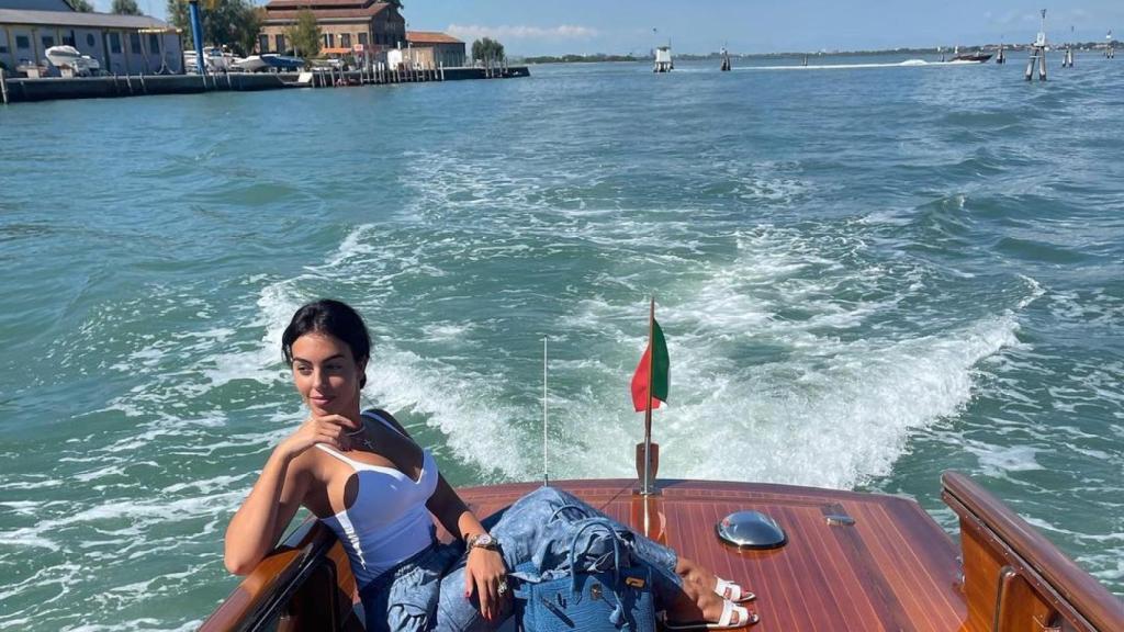 Georgina Rodríguez en uno de los taxis que lleva a la gente hasta Venecia.