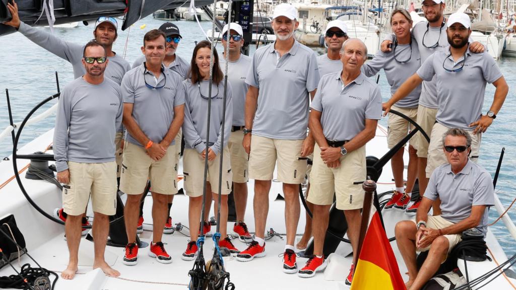 El rey Felipe con el equipo del 'Aifos 500', el pasado agosto.