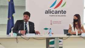 El alcalde de Alicante, Luis Barcala, en la firma para la creación de la Comisión de la Vuelta al Mundo.