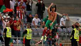 Cristiano Ronaldo celebrando un gol con Portugal sin camiseta