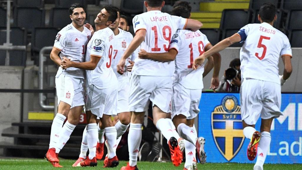 The players of the Spanish team celebrate Carlos Soler's goal