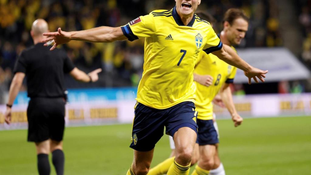 Viktor Claesson celebrates Sweden's 2-1 against Spain