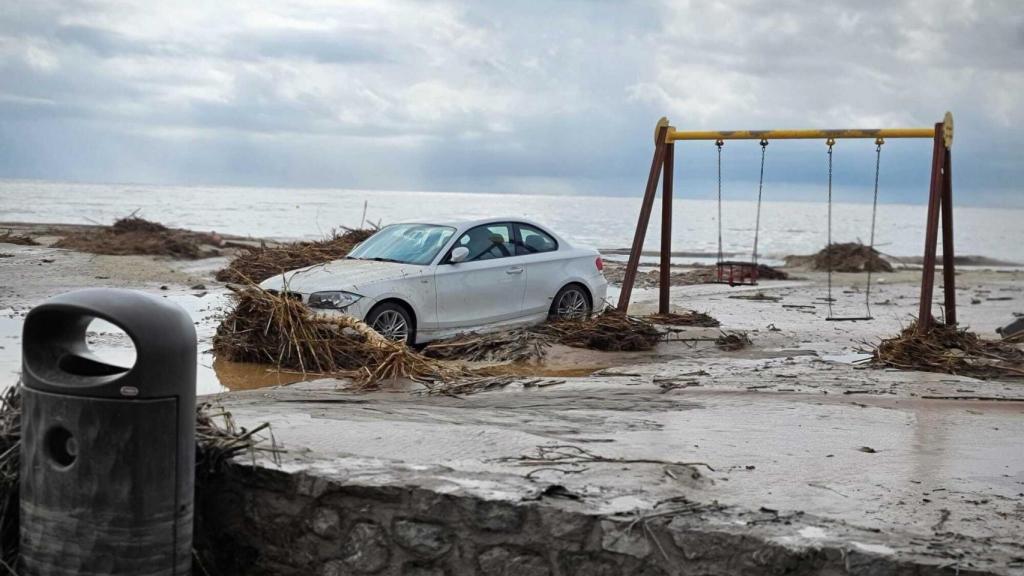 Carreteras, casas y coches arrasados en Águilas (Murcia) tras una tormenta  brutal