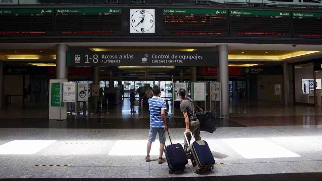 Viajeros suben al AVE en la estación María Zambrano de Málaga.