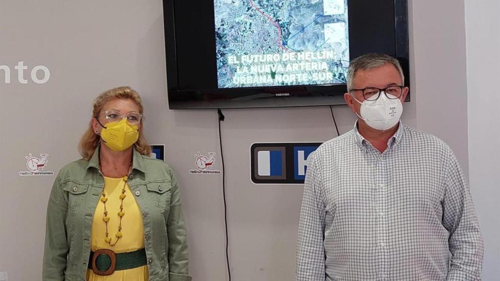 El alcalde de Hellín, Ramón García, y la concejala de Urbanismo, Luci Carreres