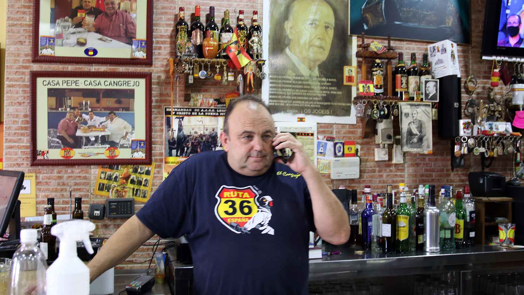 Juan José contesta siempre arriba España, dígame cuando coge el teléfono de su bar.