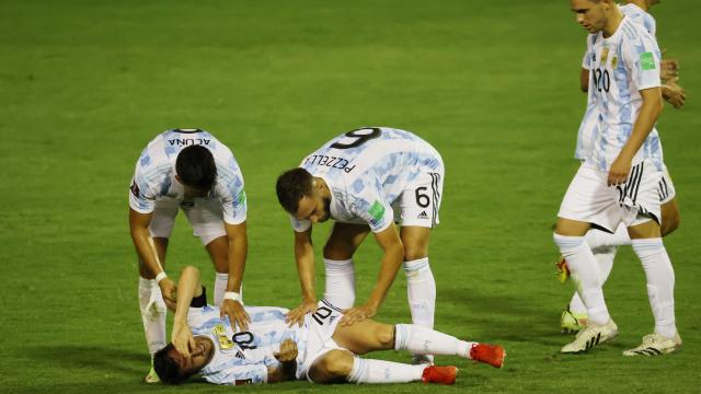 Leo Messi se duele tras recibir una durísima entrada en un partido contra Venezuela