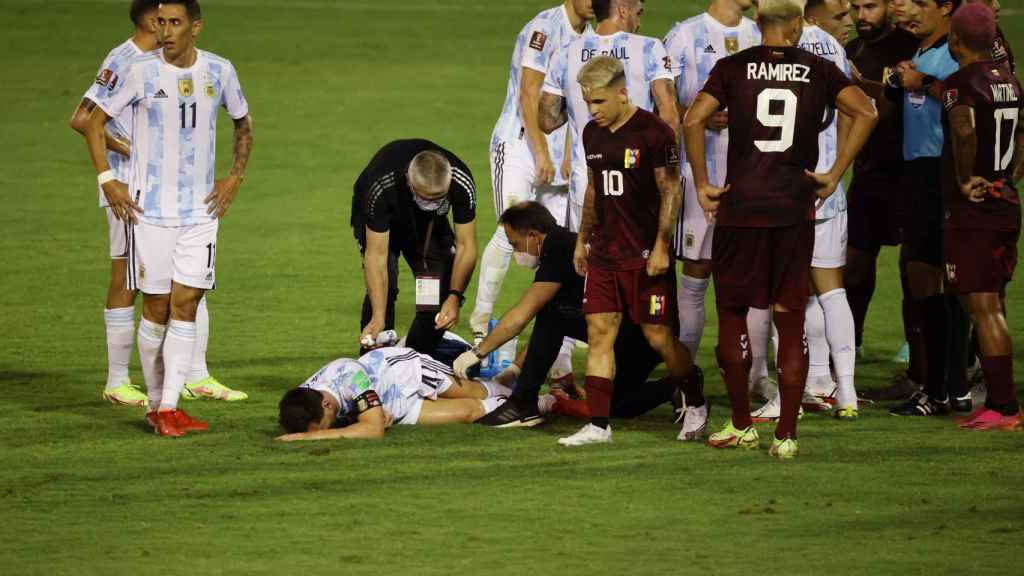 Leo Messi siendo atendido por los servicios médicos de Argentina en el partido ante Venezuela