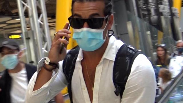 Mario Casas revoluciona Madrid con sus trenzas y su nueva imagen tras sus vacaciones familiares