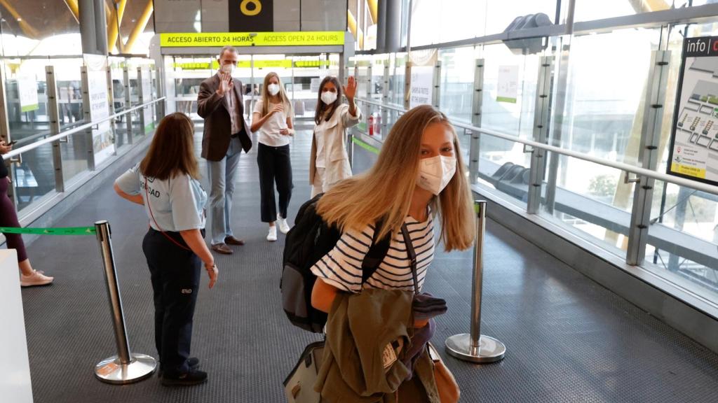 Princess Leonor, fired by her parents, the Kings, and her sister, Infanta Sofía, at the Madrid-Barajas airport.