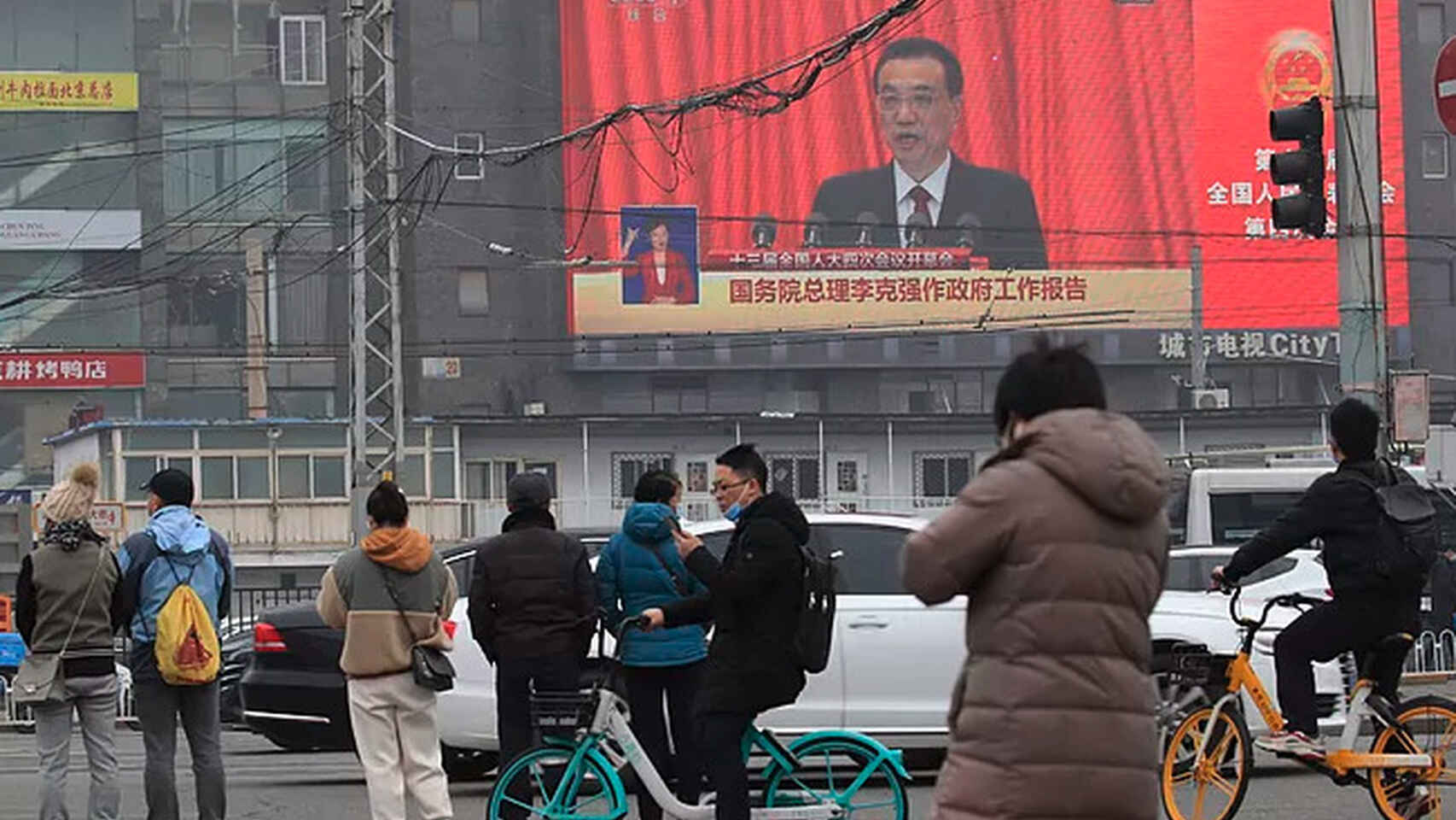 El primer ministro chino, Li Keqiang,  durante uno de sus discursos en una pantalla en Pekín. Efe