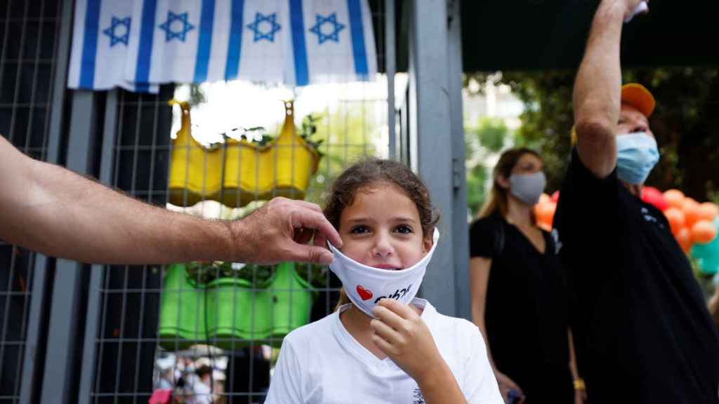 Una joven de 12 años apunto de recibir su vacuna en Israel.