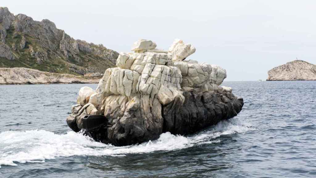 L'Invisible, un barco que parece una roca
