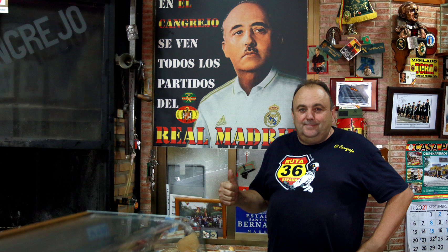 José Antonio, delante de una foto de Franco con la camiseta del Real Madrid.