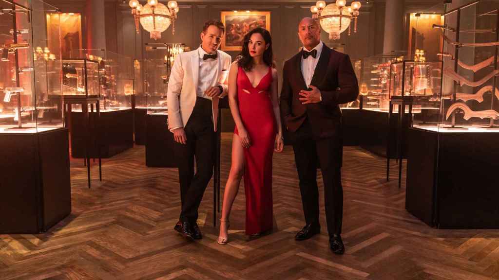 Dwayne Johnson,  Ryan Reynolds y Gal Gadot son las estrellas de la película de acción de Netflix 'Alerta Roja'.