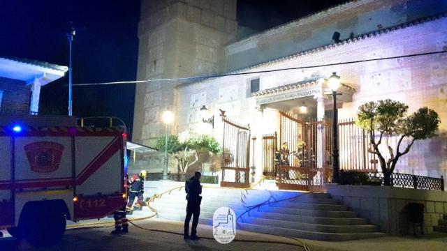 La rápida intervención de los bomberos ha impedido males mayores en el incendio de la iglesia de Carranque