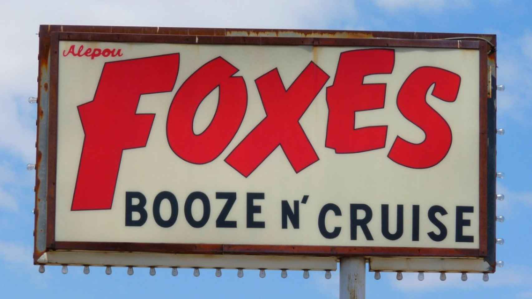 Letrero del bar de ambiente de Alburqueque Booze n’ Cruise de donde se cree que pudo surgir el término ‘cruising’.