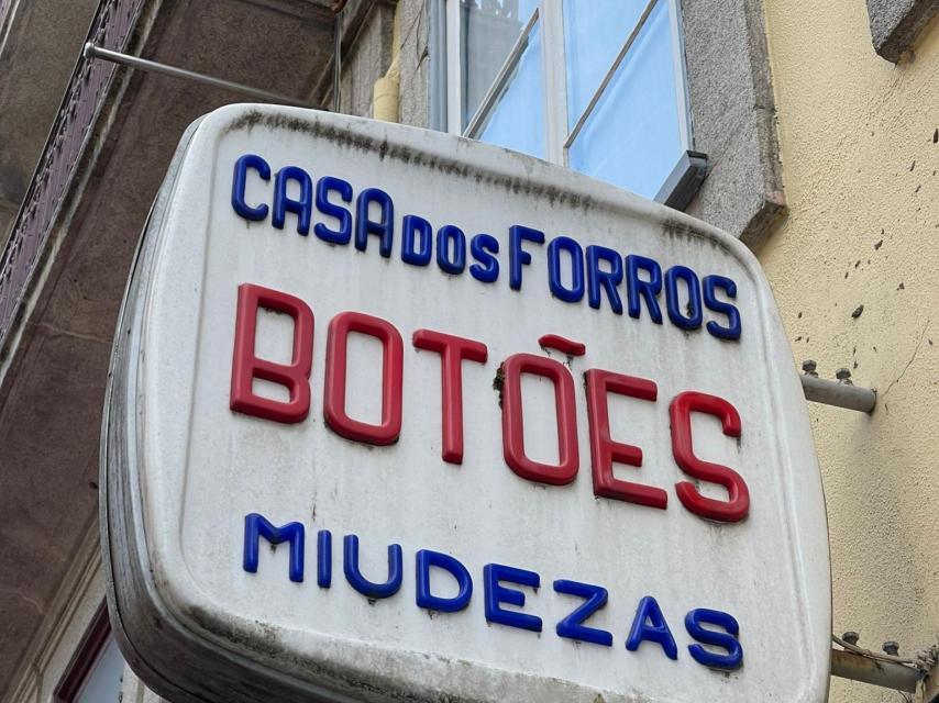 Los viejos anuncios, aún intactos, en el barrio de Cedofeita. ¿Se perderán?